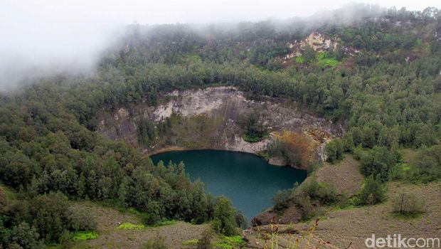 Gunung Kelimutu terletak di Flores, NTT, punya 3 danau yang bisa berubah warna. Di puncak, wisatawan juga bisa menikmati kopi sembari menyaksikan keindahan danau yang aduhai.