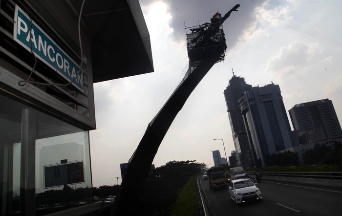 Patung dirgantara atau yang lebih dikenal dengan patung pancoran, Jakarta Selatan (23/8/2014) dibersihkan. Patung setinggi 38 meter itu, (11 meter patung, 27 meter kaki) itu kini sudah mulai tampak bersih.