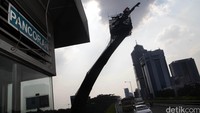 Berdiri di kawasan Pancoran, tak sedikit traveler yang kerap salah menyebut nama Patung Dirgantara. Padahal, patung yang jadi warisan terakhir Sukarno itu dibuat untuk memajukan kedirgantaraan Indonesia (Hasan Alhabshy/detikcom)