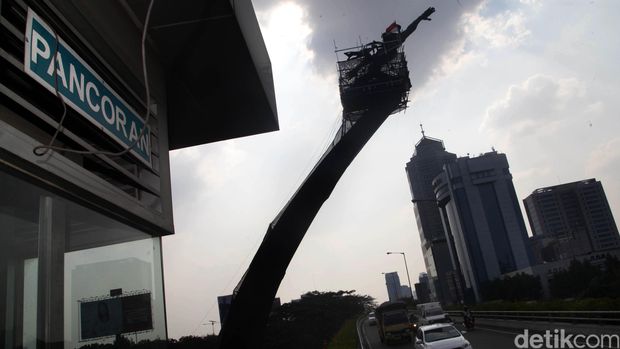 Patung dirgantara atau yang lebih dikenal dengan patung pancoran, Jakarta Selatan (23/8/2014) dibersihkan. Patung setinggi 38 meter itu, (11 meter patung, 27 meter kaki) itu kini sudah mulai tampak bersih.