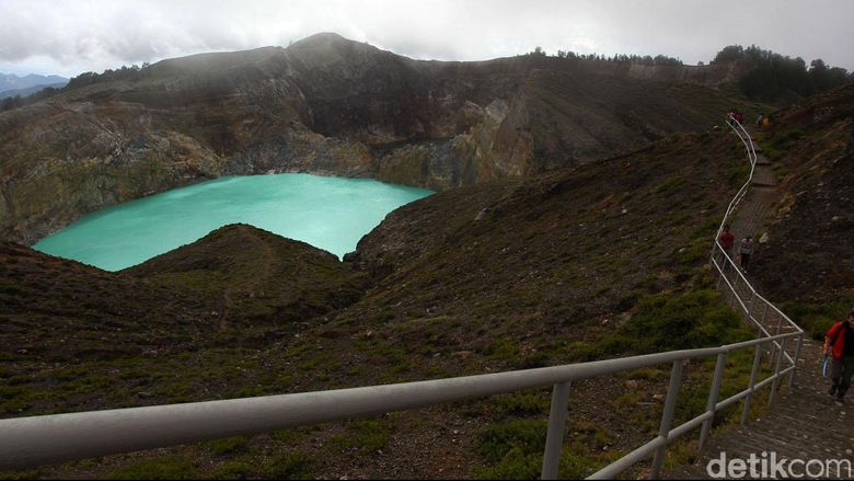 Gunung Kelimutu dan Danau Tiga Warna Gunung Kelimutu terletak di Flores, NTT, punya 3 danau yang bisa berubah warna. Di puncak, wisatawan juga bisa menikmati kopi sembari menyaksikan keindahan danau yang aduhai.