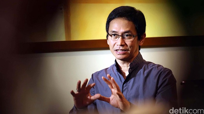 Addie Muljadi Sumaatmadja atau lebih dikenal dengan Addie MS yang juga dikenal sebagai pianis, pencipta lagu, komponis, arranger, dan sekaligus produser musik saat ditemui di kediamannya. File/detikFoto.