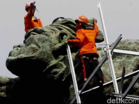 Patung dirgantara atau yang lebih dikenal dengan patung pancoran, Jakarta Selatan (23/8/2014) dibersihkan. Patung setinggi 38 meter itu, (11 meter patung, 27 meter kaki) itu kini sudah mulai tampak bersih.