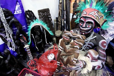 Kerajinan seni Suku Asmat dari daerah Papua, ikut meramaikan dan memeriahkan pameran UKM 