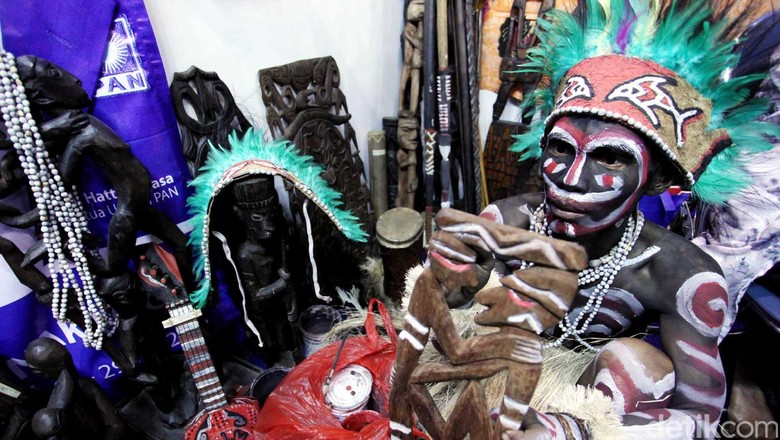 Kerajinan Seni Suku Asmat di Pasar Anak Negeri Kerajinan seni Suku Asmat dari daerah Papua, ikut meramaikan dan memeriahkan pameran UKM