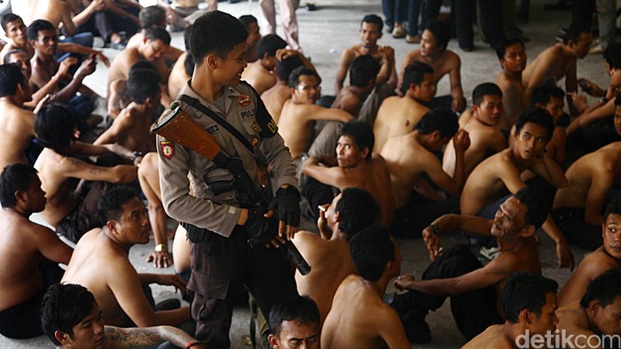 Polres Jakbar Bekuk 129 Pemuda dan Sita 15 Dus Miras