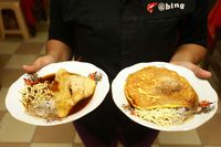 Pempek dengan isian telur yang digoreng hangat tentu enak dinikmati bersama kuah cuko. Foto: detikFood