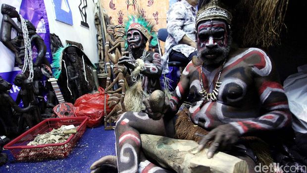 Kerajinan seni Suku Asmat dari daerah Papua, ikut meramaikan dan memeriahkan pameran UKM 