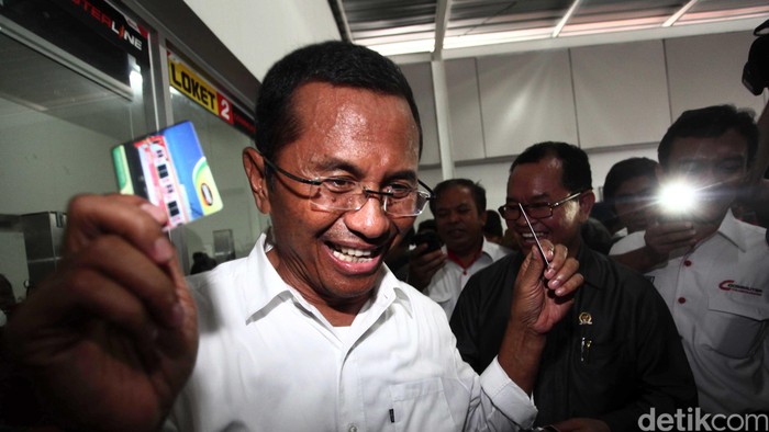 Meneg BUMN Dahlan Iskan dan Menteri Perhubungan meresmikan E-Ticketing KRL distasiun Manggarai, Jakarta (1/7/2013). File/detikFoto.