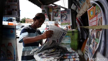 Membaca koran: Membaca koran dan majalah adalah salah satu hal favorit. Orang-orang menjadi sangat bersemangat ketika majalah favorit datang melalui pos, mereka akan segera duduk dan membolak-baliknya dan melihat apa yang layak dibaca segera dan apa yang bisa menunggu. Foto: Hasan Alhabshy