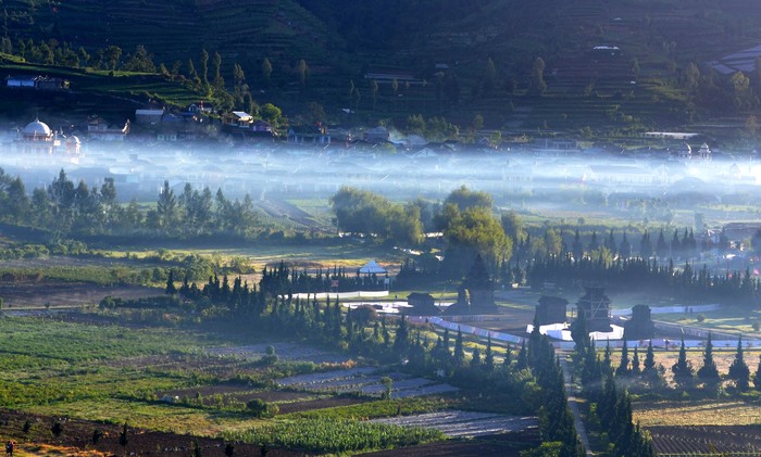 Pemandangan alam di Dieng, dataran tinggi yang terletak antara Banjarnegara dan Wonosobo, Jawa Tengah menakjubkan. Belum lagi aneka peninggalan bersejarah seperti candi di Dieng ini menjadi daya tarik tersendiri.