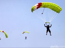 Video Momen Penerjun Payung Nyangkut di Atap Stadion, Damkar Turun Tangan