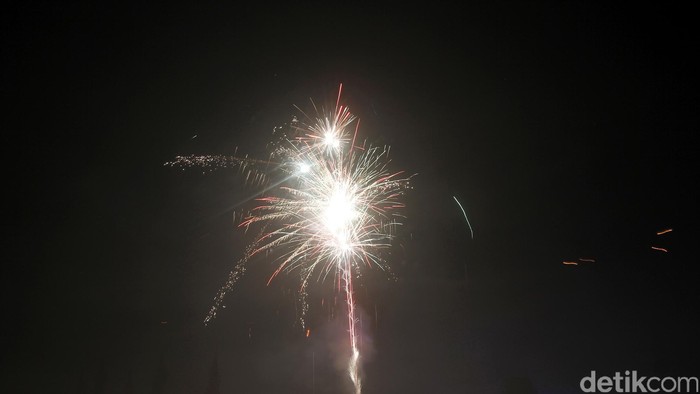 Untuk memeriahkan acara malam sebelum ritual cukur rambut gembel dalam rangkaian acara Dieng Culture Festival (DCF) V 2014, Sekitar 3.000 lampion serta pesta kembang api yang diikuti ribuan wisatawan yang memadati komplek Candi Arjuna, Desa Dieng Kulon, Kecamatan Batur, Banjarnegara, Jawa Tengah Sabtu (30/8/2014).