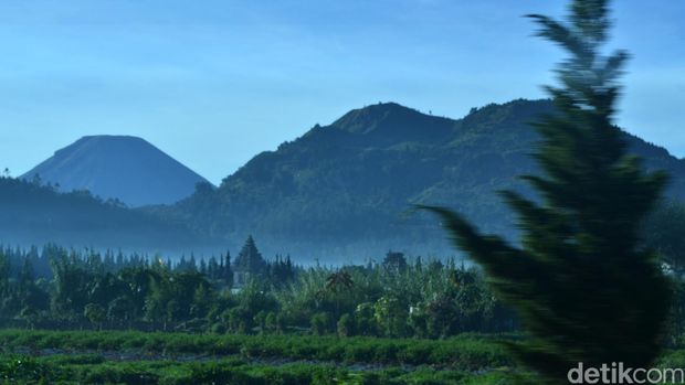 Pemandangan alam di Dieng, dataran tinggi yang terletak antara Banjarnegara dan Wonosobo, Jawa Tengah menakjubkan. Belum lagi aneka peninggalan bersejarah seperti candi di Dieng ini menjadi daya tarik tersendiri.