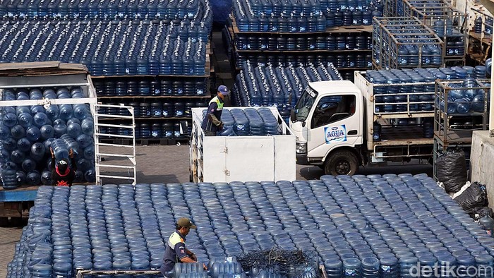 Fenomena tahunan kelangkaan air minum dalam kemasan (AMDK) khususnya kemasan galon terus terulang. Hal ini karena tersendat distribusi air galon tersebut. File/detikFoto.