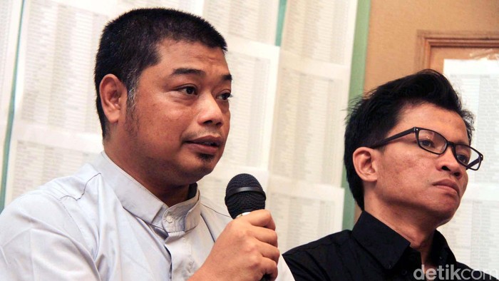 Tokoh lintas agama dan anti korupsi desak Presiden SBY memberikan
kewenangan penuntasan kasus simulator sim kepada KPK, Hal ini
dikatakan saat jumpa pers di Maarif Institut, Jakarta, Senin
(24/9/2012). Romo Benny Sosetyo dan Usmad Hamid. file/detikFoto.