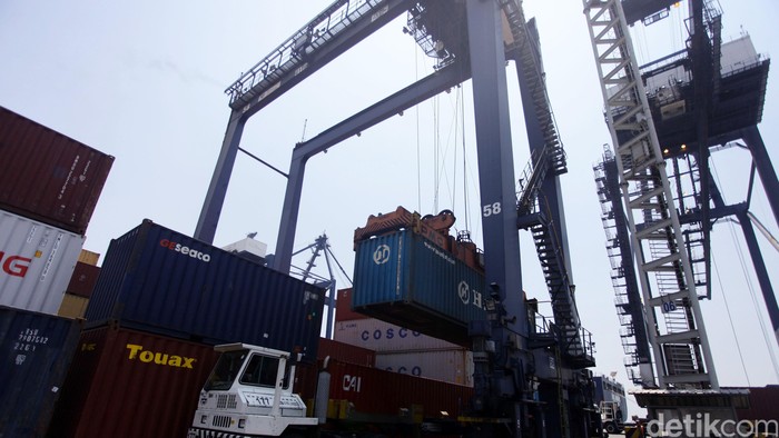 Pekerja melakukan proses bongkar muat kontainer di Pelabuhan JICT, Tanjung Priok, Jakarta, Selasa (2/9/2014).