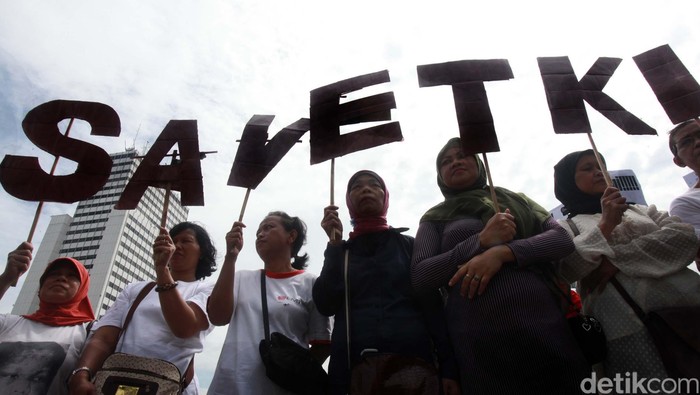 Puluhan aktivis yang tergabung dalam Migran Care melakukan aksi teatrikal Save TKI di Bundaran HI, Jakarta, Selasa (18/12).