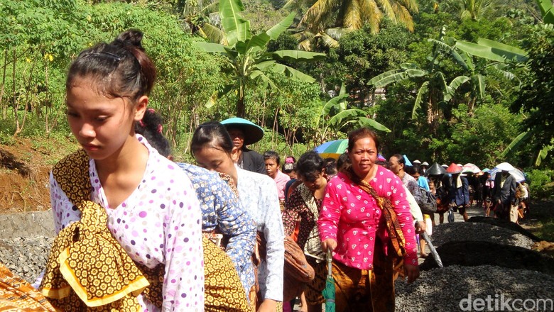 Tradisi Kaum Bonokeling Menyambut Puasa Komunitas Adat Bonokeling, sebuah masyarakat dengan segudang tradisi yang tetap dipertahankan serta dilestarikan. Salah satu Tradisi menyambut puasa dengan langkah kaki ratusan penganut kejawen untuk datang dengan berjalan kaki untuk menuju makam Bonokeling di Desa Pakuncen, Kecamatan Jatilawang, Banyumas, Jawa Tengah. File/detikFoto.