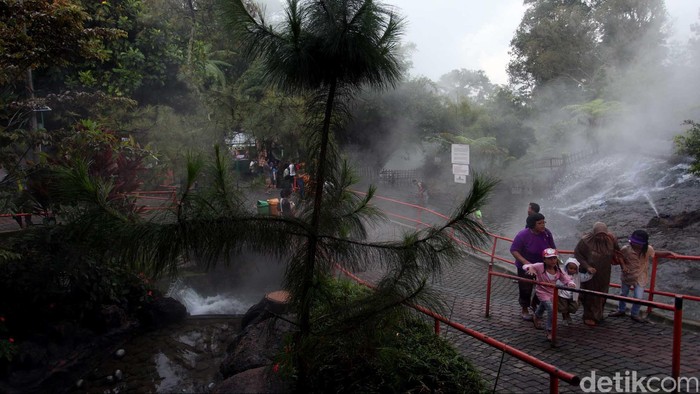 Obyek wisata Sari Ater, Subang, Jawa Barat, Sabtu (23/13) merupakan tempat pemandian air panas. Air panas di Sari Ater, selain bisa menyegarkan tubuh, juga dapat menjadi terapi untuk berbagai macam penyakit kulit, karena air panas itu mengandung bahan belerang. File/detikFoto.