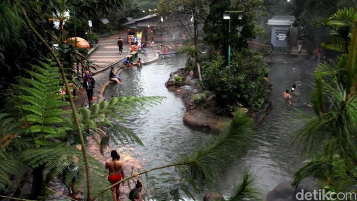 Obyek wisata Sari Ater, Subang, Jawa Barat, Sabtu (23/13) merupakan tempat pemandian air panas. Air panas di Sari Ater, selain bisa menyegarkan tubuh, juga dapat menjadi terapi untuk berbagai macam penyakit kulit, karena air panas itu mengandung bahan belerang. File/detikFoto.