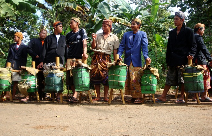 Komunitas Adat Bonokeling, sebuah masyarakat dengan segudang tradisi yang tetap dipertahankan serta dilestarikan. Salah satu Tradisi menyambut puasa dengan langkah kaki ratusan penganut kejawen untuk datang dengan berjalan kaki untuk menuju makam Bonokeling di Desa Pakuncen, Kecamatan Jatilawang, Banyumas, Jawa Tengah. File/detikFoto.