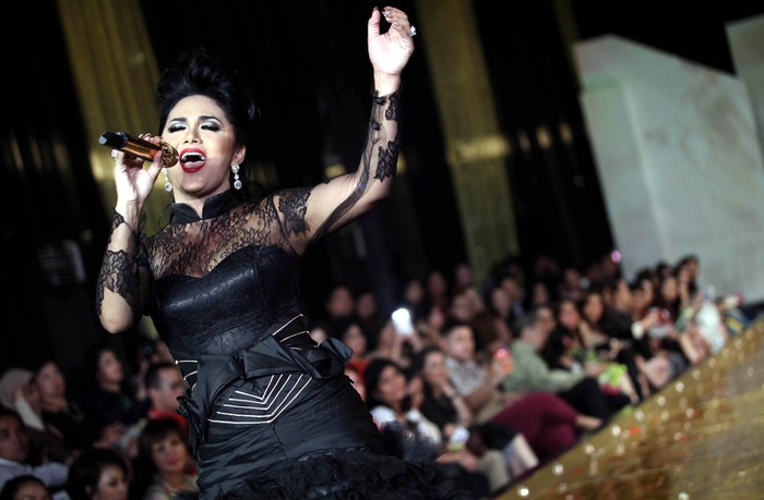 krisdayanti Krisdayanti turut hadir dan menjadi bintang tamu dalam acara pembukaan Kemang Fashion Week bertajuk 'Diva Glam' di Lippo Mall Kemang, Rabu (10/4/2013). Ia pun tampil keatas penggung mengajak sang buah hati Amora.