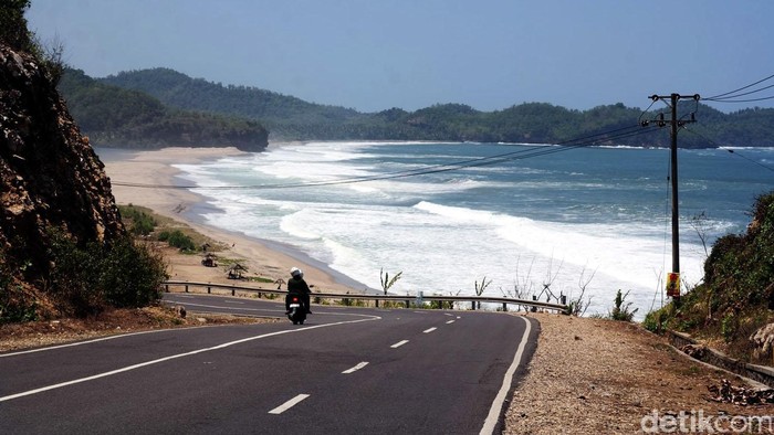 Kabupaten Pacitan, Jawa Timur, patut dikunjungi. Sejumlah destinasi cukup mempesona. Wisatawan juga disuguhi keindahan alam dan laut saat menyusuri jalur lintas Jalan selatan Pacitan-Trenggalek. File/detikFoto