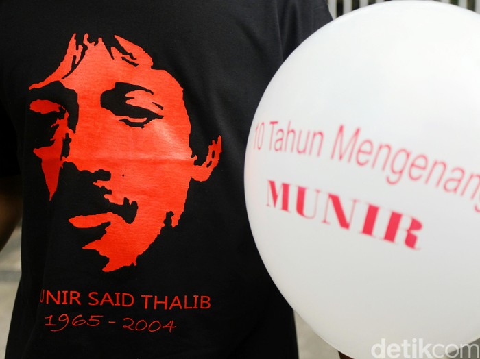 Aksi sejumlah aktivis HAM yang tergabung dalam Komite Aksi Solidaritas Until Munir (Kasum) di Rumah Transisi, Menteng, Jakarta, Senin (8/9/2014).  Para aktivis HAM ini menyambangi rumah transisi untuk mendesak Tim Transisi Jokowi JK ketika sudah memerintah memprioritaskan penuntasan kasus Munir.
