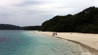Melipir sedikit ke Banten, ada Pulau Peucang yang keindahan alamnya masih natural banget. Tak jarang kita bisa berjumpa dengan satwa liar di area Taman Nasional Ujung Kulon ini. (Agung Pambudhy)
