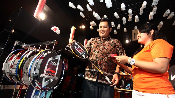 Penetrasi produk China untuk peralatan olahraga di Tanah Air semakin gencar lewat kehadiran Raket Li-Ning yang berencana mambangun pabrik di Indonesia, Jakarta (29/5). Li-Ning sendiri makin gencar membuka agen penjualan di Jakarta, hal ini makin mengancam pasar produk raket Made in Indonesia yang hingga saat ini dinilai belum berkembang. File/detikFoto.