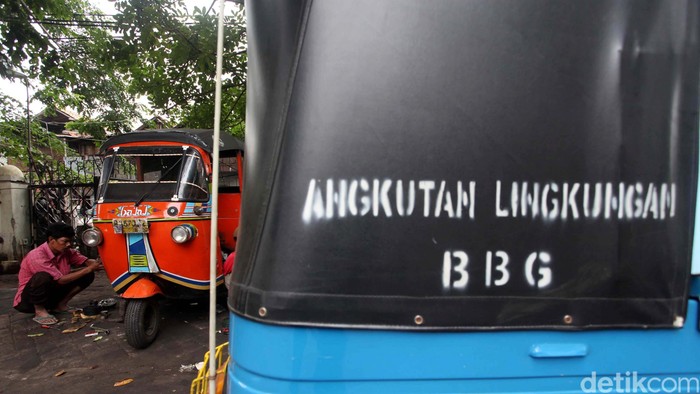 Montir bajaj memperbaiki sejumlah bajaj yang mengalami gangguan mesin di Kawasan Cideng, Jakarta Pusat, Senin (11/2). Bahan bakar bajaj dialihkan ke gas (BBG). File/detikFoto.