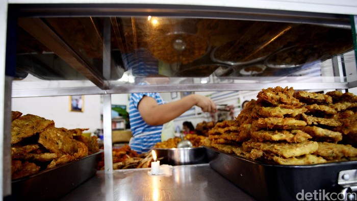 Restoran Warteg Ma Djen yang berada di Jalan Tanah Mas Raya, Kelurahan Kayu Putih, Pulo Gadung, Jakarta Timur.