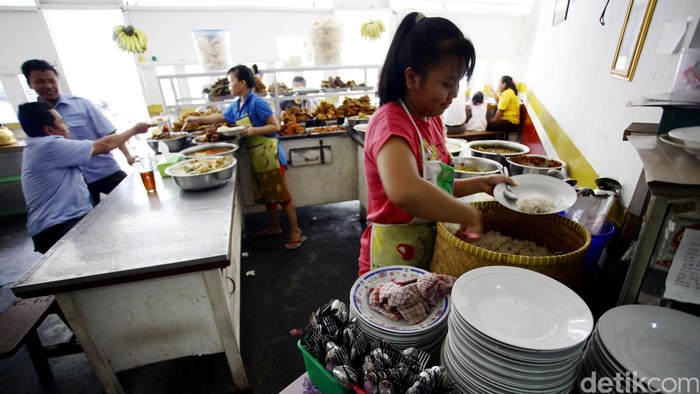 Restoran Warteg Ma Djen yang berada di Jalan Tanah Mas Raya, Kelurahan Kayu Putih, Pulo Gadung, Jakarta Timur.