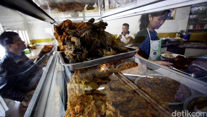Restoran Warteg Ma Djen yang berada di Jalan Tanah Mas Raya, Kelurahan Kayu Putih, Pulo Gadung, Jakarta Timur.