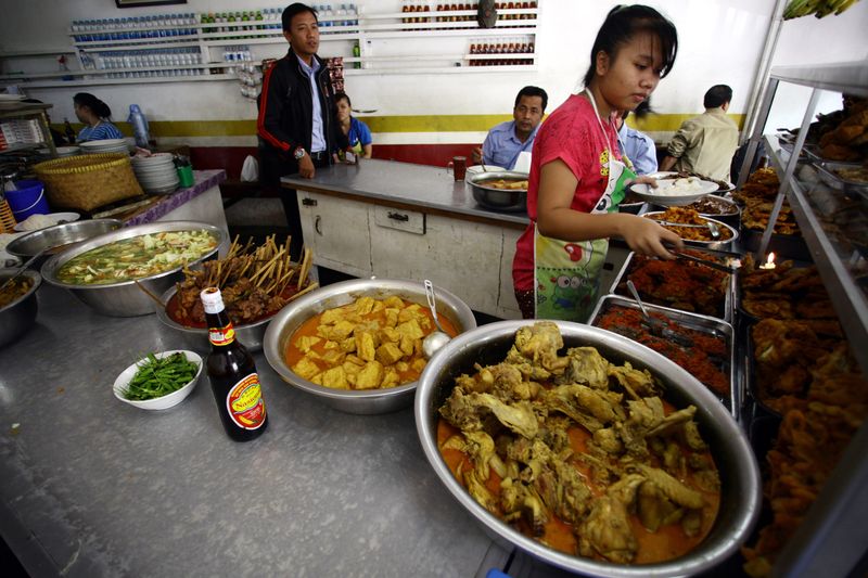 Restoran Warteg Ma' Djen yang berada di Jalan Tanah Mas Raya, Kelurahan Kayu Putih, Pulo Gadung, Jakarta Timur.