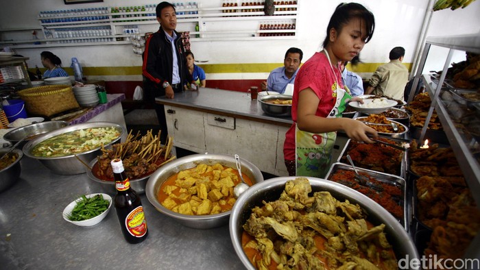 Restoran Warteg Ma Djen yang berada di Jalan Tanah Mas Raya, Kelurahan Kayu Putih, Pulo Gadung, Jakarta Timur.