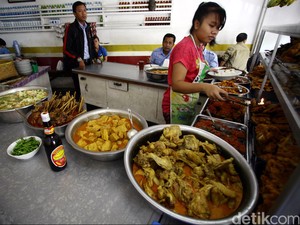 Nggak Bikin Kantong Jebol, Ini 5 Warteg yang Bisa Jadi Tempat Makan Siang Enak!