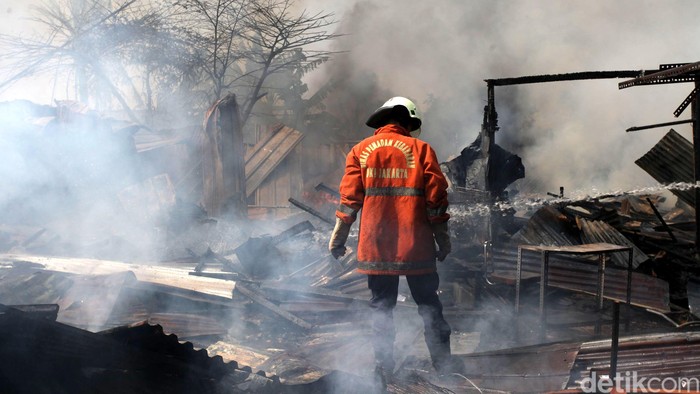Lapak Pemulung di Kalideres Terbakar, Diduga Dipicu Orang Bakar Sampah