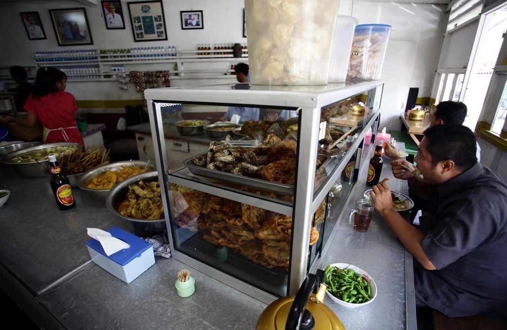 Restoran Warteg Ma' Djen yang berada di Jalan Tanah Mas Raya, Kelurahan Kayu Putih, Pulo Gadung, Jakarta Timur.
