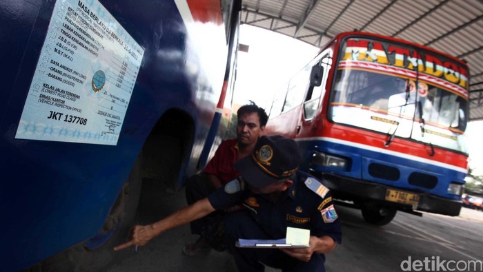 Petugas IPKBI (ikatan penguji kendaraan bermotor indonesia) Melakukan Uji KIR serta penyesuaian dokumen kepemilikan pada Bus metromini di PKB Pulo Gadung, Jakarta (27/6/2013). Pengecekan tersebut meliputi  Uji Emisi dan uji Visual serta penyesuaian dokumen kepemilikan. File/detikFoto.