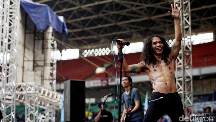 Grup band Slank menghibur ribuan buruh di Gelora Bung Karno, Senayan, Jakarta, Selasa (1/5) memperingati Hari buruh Internasional yang jatuh pada 1 Mei dan dikenal dengan sebutan May Day. File/detikFoto.