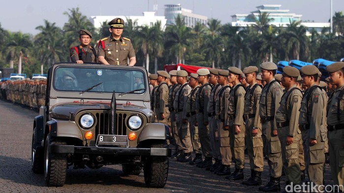 Wakil Gubernur DKI Jakarta, Basuki Tjahaja Purnama (Ahok) selaku inspektur upacara memeriksa pasukan pada HUT Satpol PP ke-63 dan satuan perlindungan Masyarakat ke-51 di Lapangan silang Monas, Jakarta, Selasa (30/4).