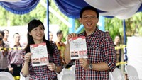 Ini momen saat Basuki Tjahja Purnama (Ahok) dan istrinya Veronica Tan menggunakan hak pilih saat maju Pilgub DKI di TPS tempat tinggalnya, TPS 58, RW 12 Kelurahan Pluit, Kecamatan Penjaringan, Jakarta Utara, Kamis (20/9/2012). Keduanya terlihat kompak menunjukkan kertas suara dan tertawa semringah. (Foto: Rachman Haryanto)
