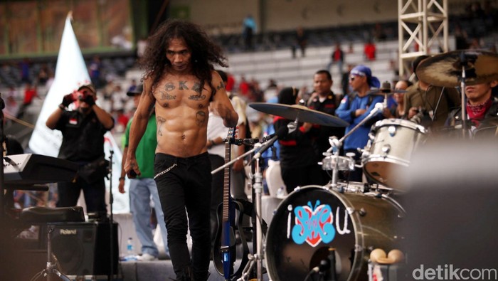 Grup band Slank menghibur ribuan buruh di Gelora Bung Karno, Senayan, Jakarta, Selasa (1/5) memperingati Hari buruh Internasional yang jatuh pada 1 Mei dan dikenal dengan sebutan May Day. File/detikFoto.