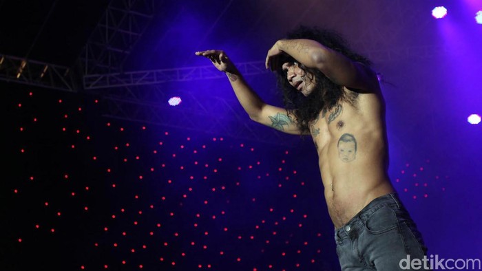 Grup band legendaris Slank kembali tampil di panggung utama arena Pekan Raya Jakarta 2012. File/detikFoto.