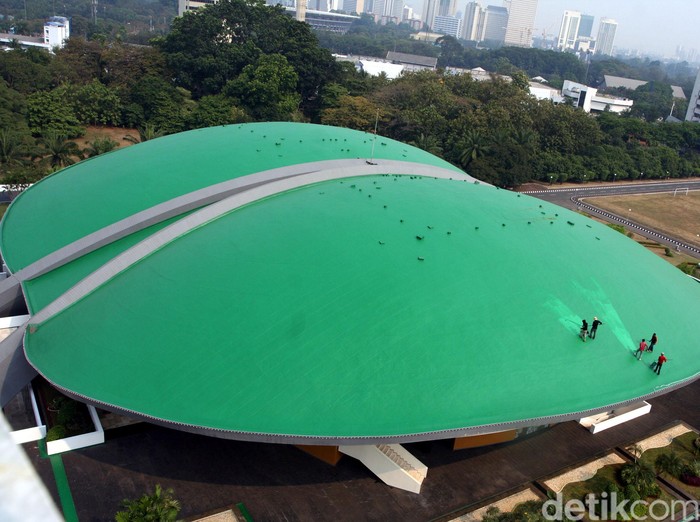 Kubah kura-kura Gedung Nusantaara (Gedung DPR) di kompleks
parlemen MPR-DPR RI, Senayan, Jakarta dibersihkan.