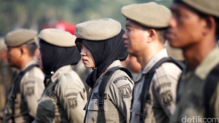 Upacara HUT Satpol PP ke-63 dan satuan perlindungan Masyarakat ke-51 di Lapangan silang Monas, Jakarta, Selasa (30/4). Pada HUT ke 63 tersebut diharapkan personel Satpol PP DKI harus tegas namun tetap menjunjung tinggi rasa kemanusiaan dalam menjalankan tugasnya.