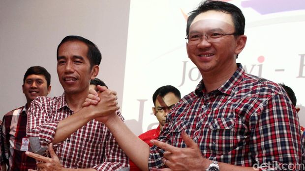 Unggul di perhitungan cepat (Qiuck Qount) pilihan Gubernur (Pilgub) Jakarta, Joko Widodo (Jokowi) - Basuki Tjahaja Purnama (Ahok) bersama timses Jokowi merayakannya dengan nasi tumpeng. File/detikFoto.