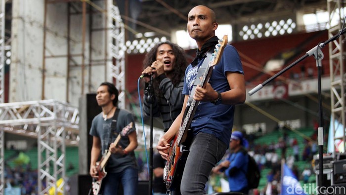 Grup band Slank menghibur ribuan buruh di Gelora Bung Karno, Senayan, Jakarta, Selasa (1/5) memperingati Hari buruh Internasional yang jatuh pada 1 Mei dan dikenal dengan sebutan May Day. File/detikFoto.